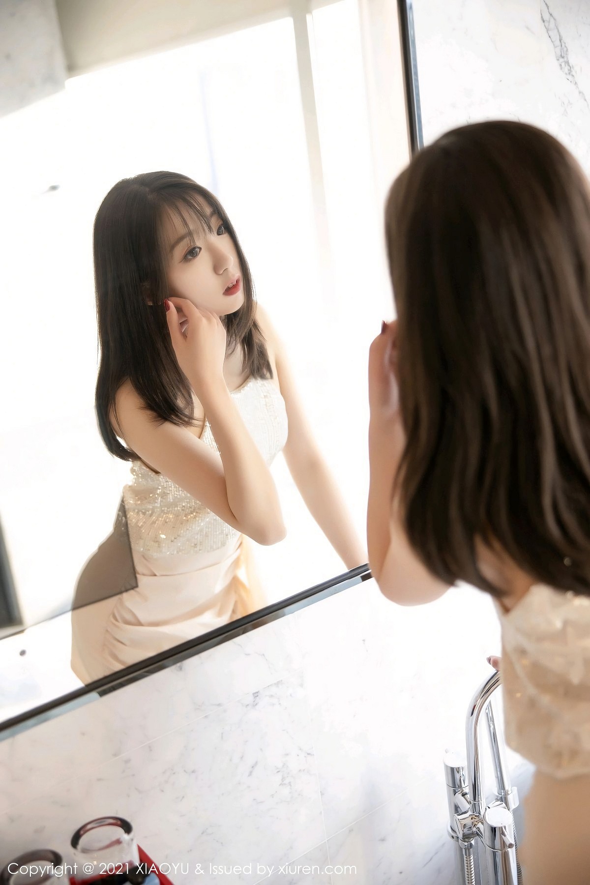 [XiaoYu画语界]Vol.479_嫩模蜜桃酱华丽都市OL主题半脱露开档肉丝裤袜秀翘臀诱惑写真80P