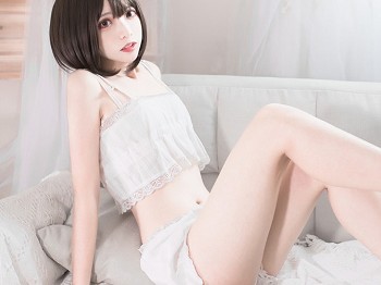 Vol.347_眼镜青春美女卧室私人沙发上白色吊带睡衣秀白皙肌肤性感迷人写真26P