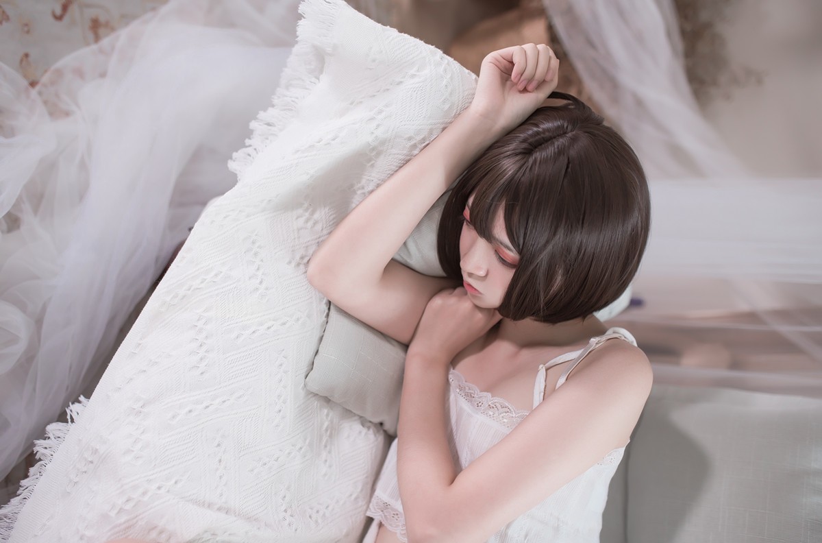 jpxgyw.com[喵糖映画]Vol.347_眼镜美女居家私房沙发上白色吊带睡衣秀白嫩肌肤靓丽迷人写真26P
