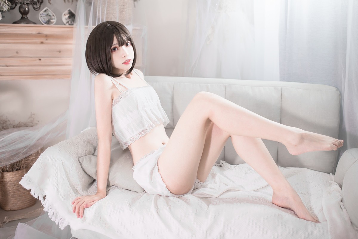jpxgyw.com[喵糖映画]Vol.347_眼镜美女居家私房沙发上白色吊带睡衣秀白嫩肌肤靓丽迷人写真26P
