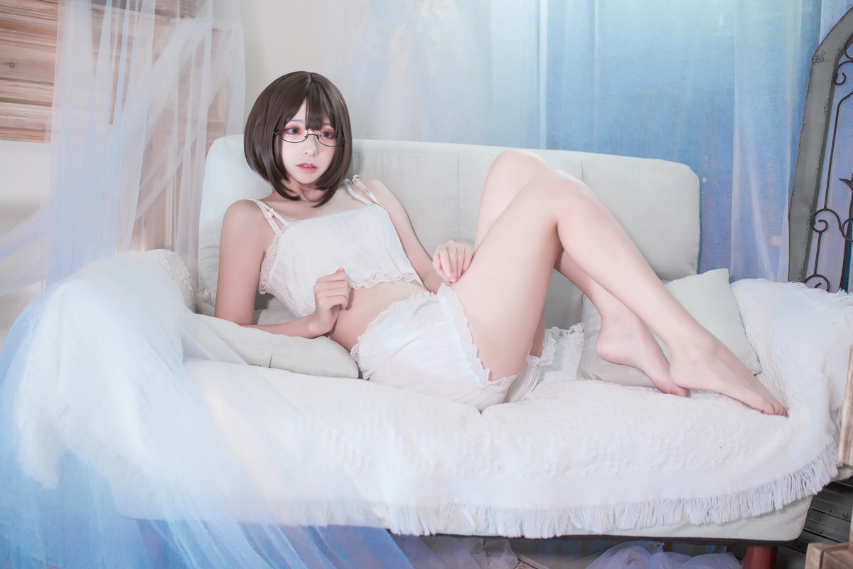 jpxgyw.com[喵糖映画]Vol.347_眼镜美女居家私房沙发上白色吊带睡衣秀白嫩肌肤靓丽迷人写真26P