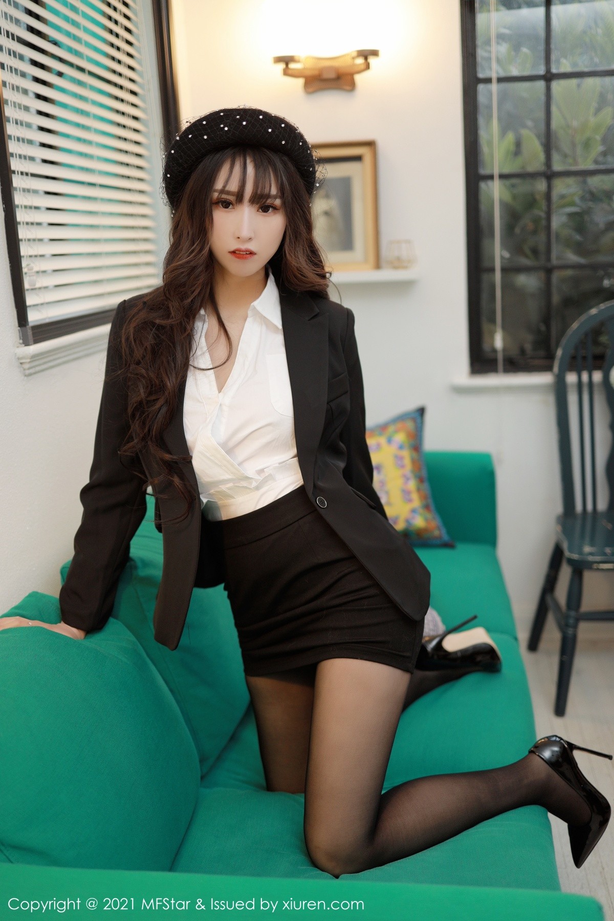 jpxgyw.com[MFStar模范学院]Vol.463_嫩模小波多JK制服主题黑短裙下无内黑丝裤袜秀翘臀诱惑写真37P