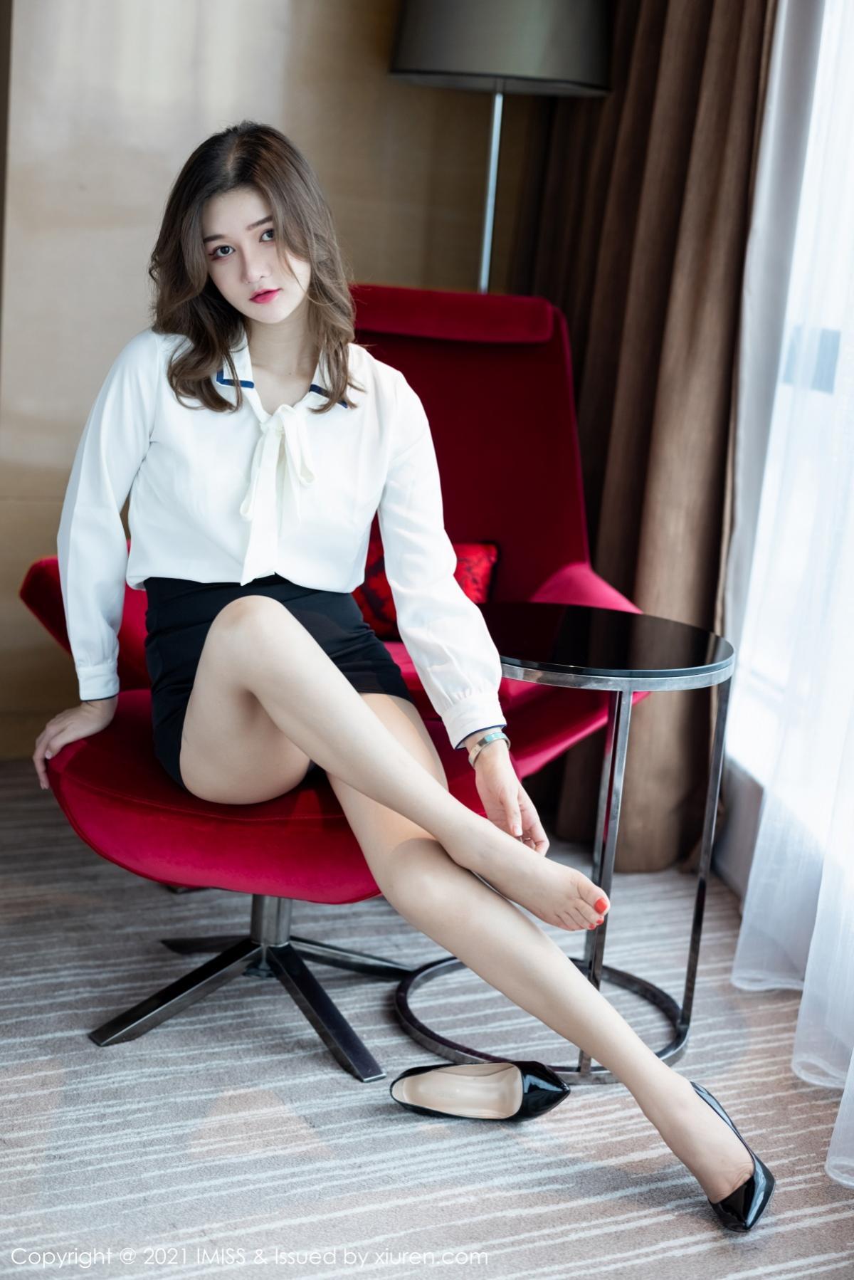 jpxgyw.com[IMISS爱蜜社]Vol.558_新人模特芷萱mimi白衬衣配黑短裙半脱露苗条身材诱惑写真50P