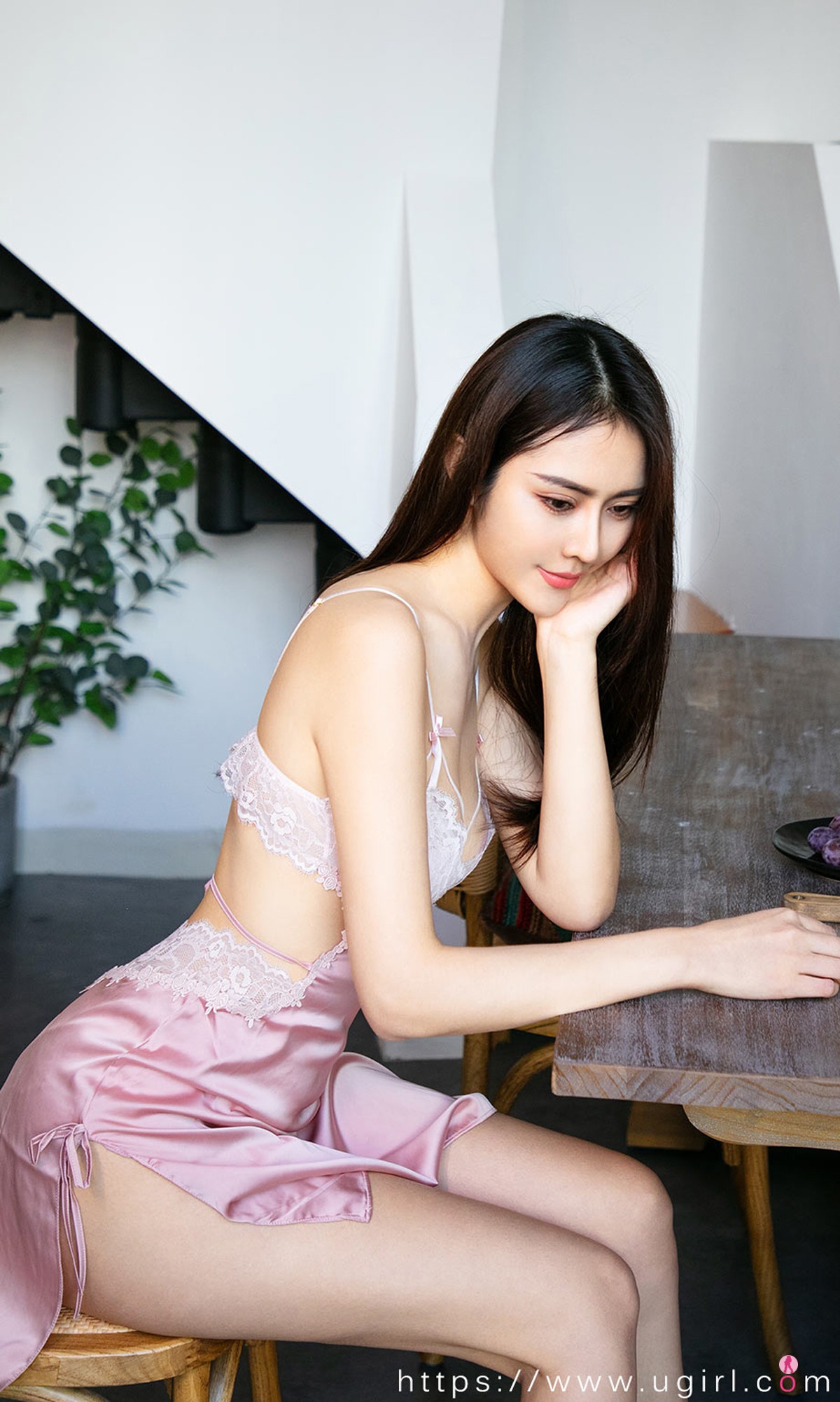jpxgyw.com[Ugirls爱尤物]No.2040_嫩模姜云曦私房粉色真丝吊带睡裙秀白嫩肌肤傲人豪乳诱惑写真35P