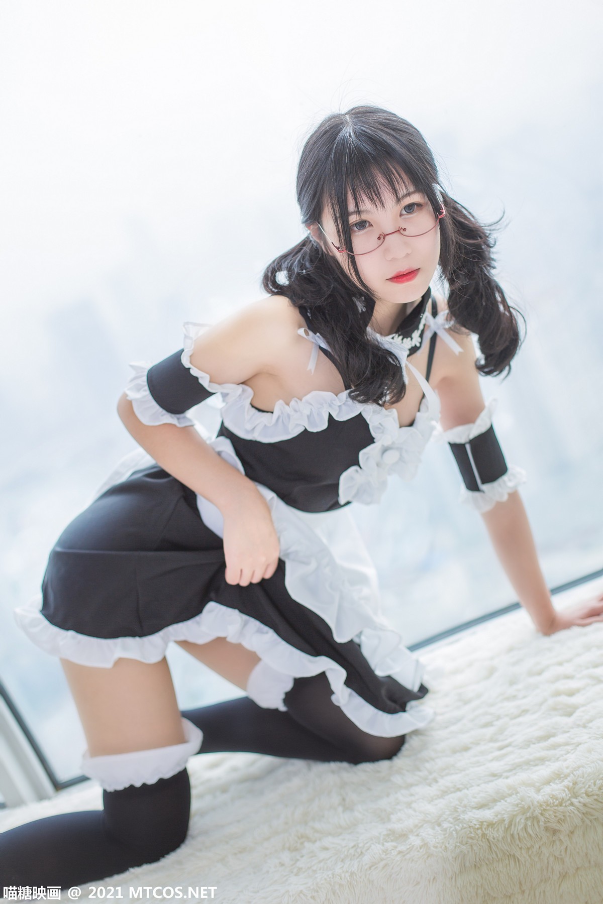jpxgyw.com[喵糖映画]Vol.352_眼镜美少女私房性感女仆装配黑色腿袜秀完美身材迷人美腿写真22P