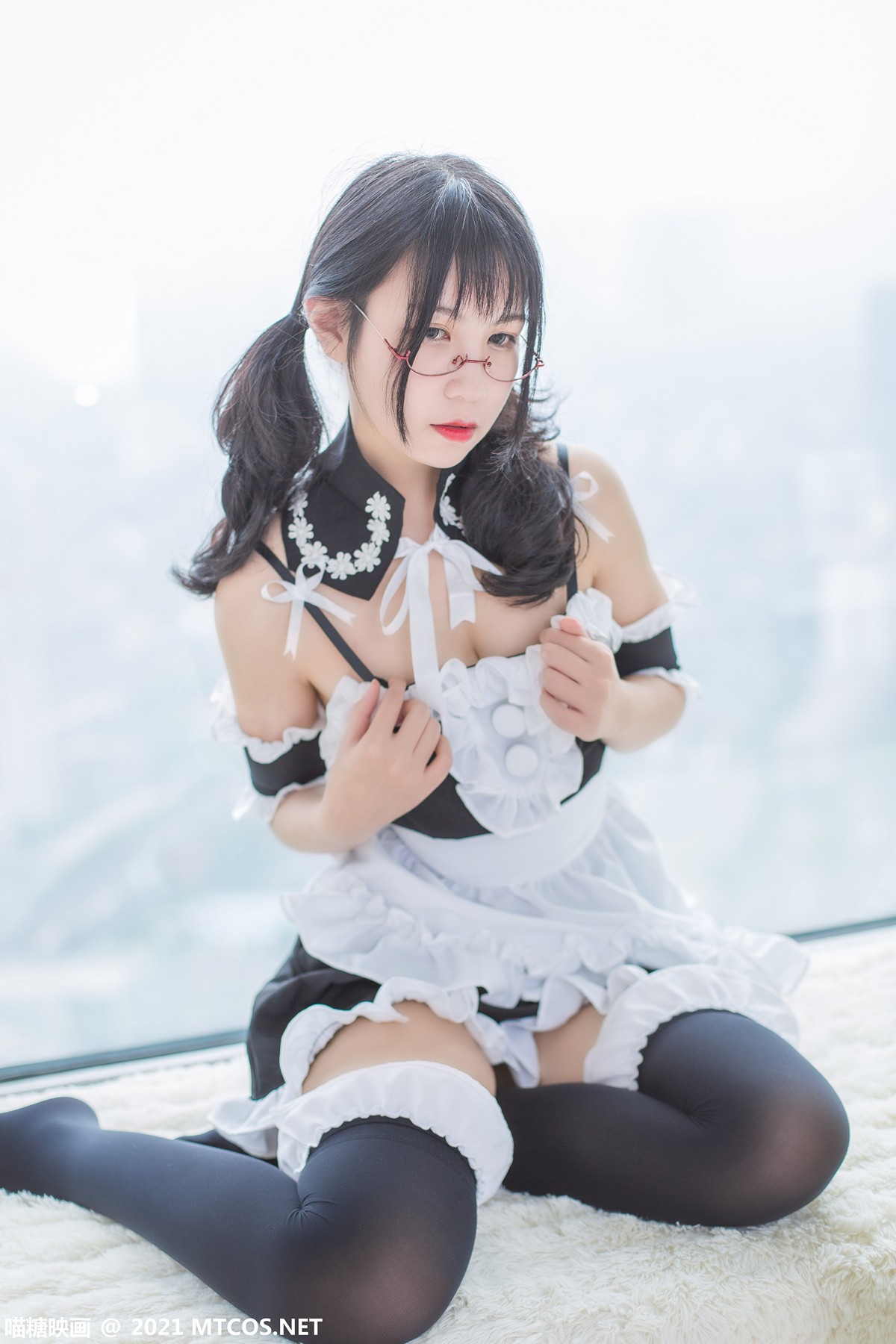 jpxgyw.com[喵糖映画]Vol.352_眼镜美少女私房性感女仆装配黑色腿袜秀完美身材迷人美腿写真22P