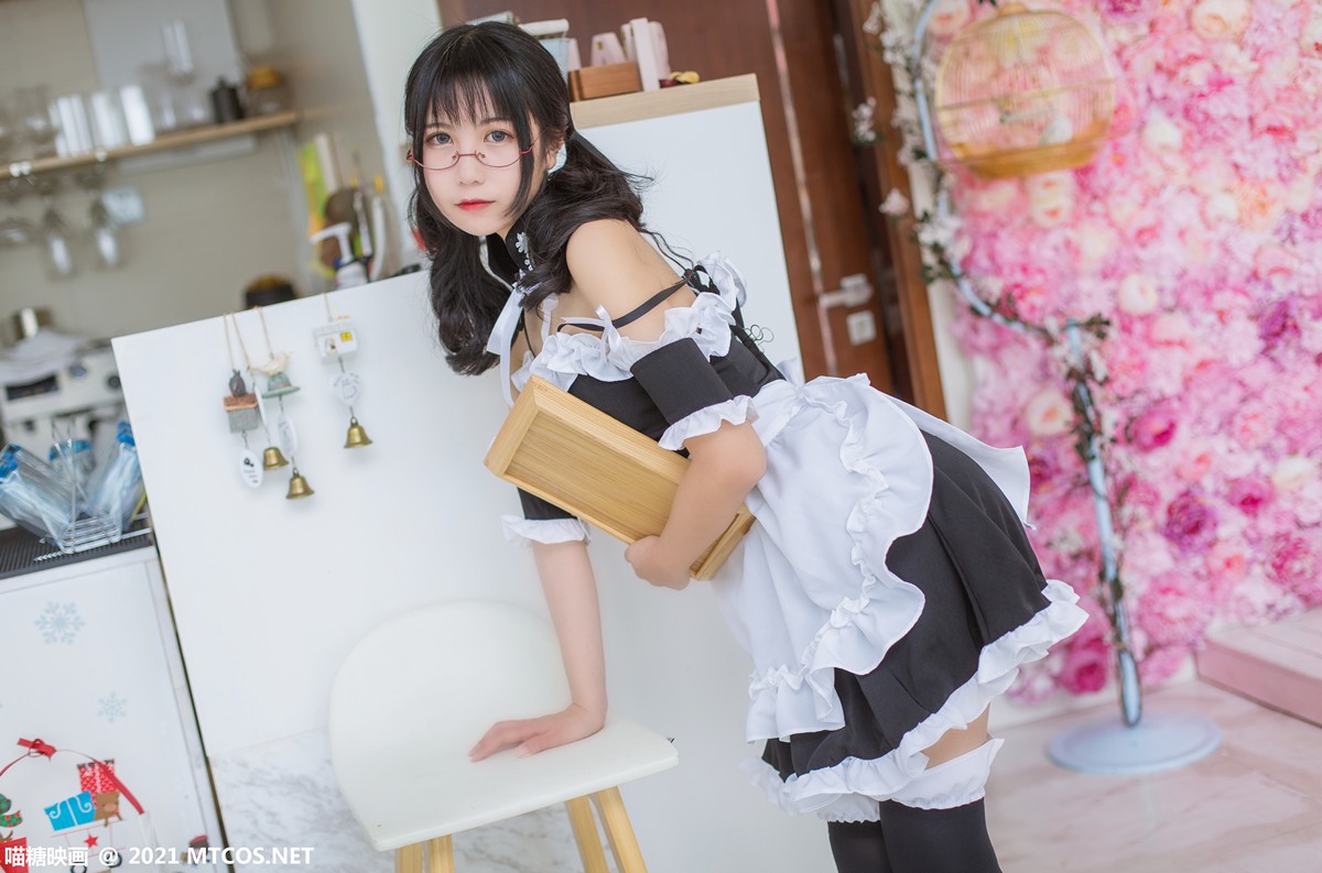 jpxgyw.com[喵糖映画]Vol.352_眼镜美少女私房性感女仆装配黑色腿袜秀完美身材迷人美腿写真22P