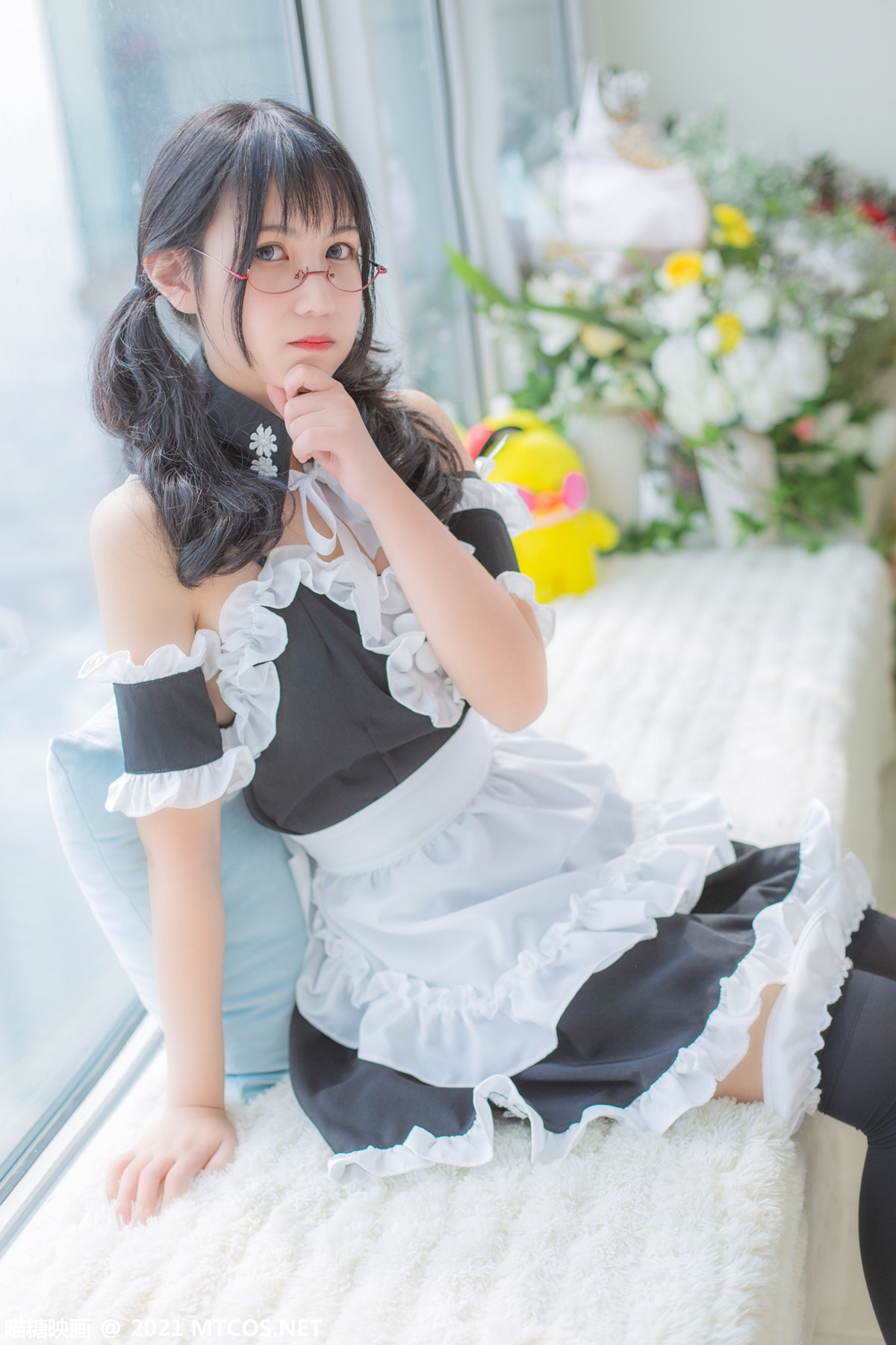 jpxgyw.com[喵糖映画]Vol.352_眼镜美少女私房性感女仆装配黑色腿袜秀完美身材迷人美腿写真22P