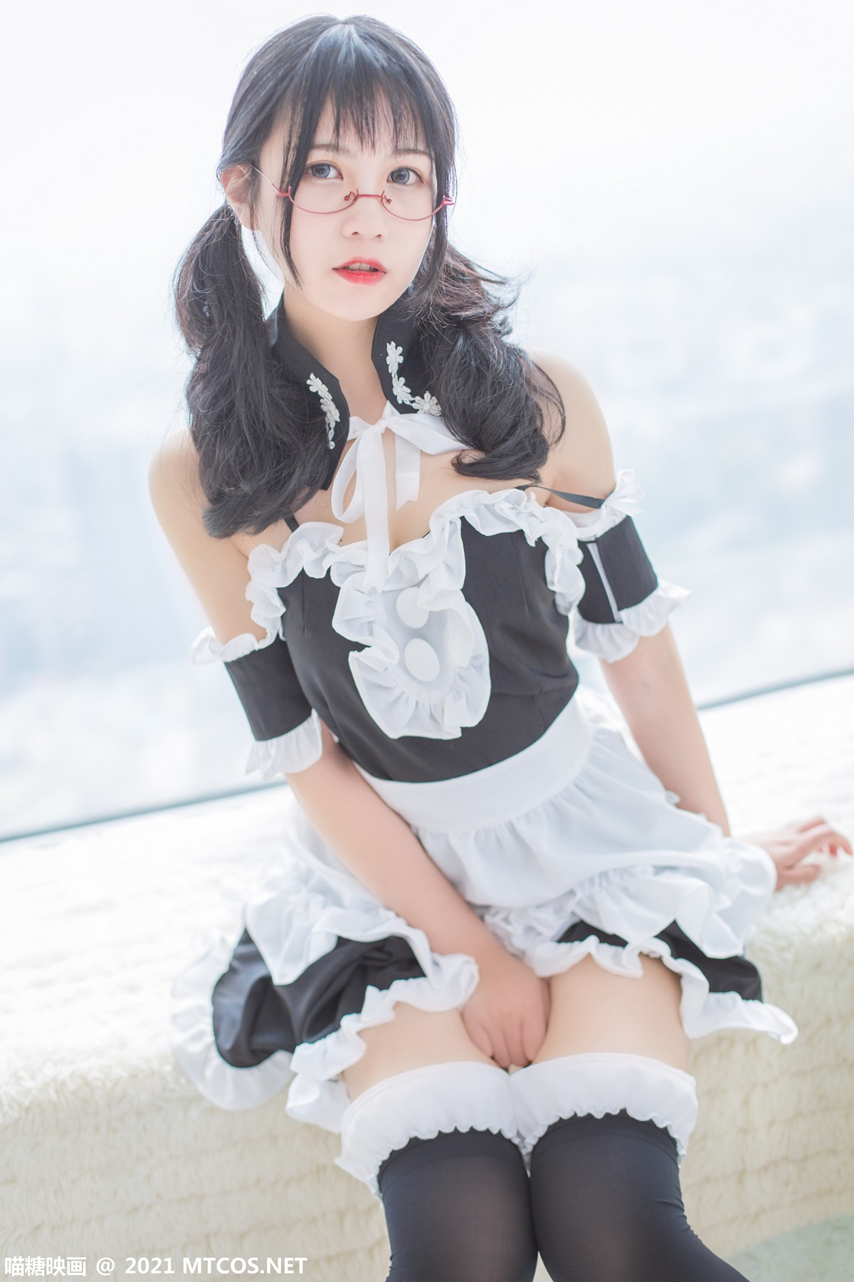 jpxgyw.com[喵糖映画]Vol.352_眼镜美少女私房性感女仆装配黑色腿袜秀完美身材迷人美腿写真22P