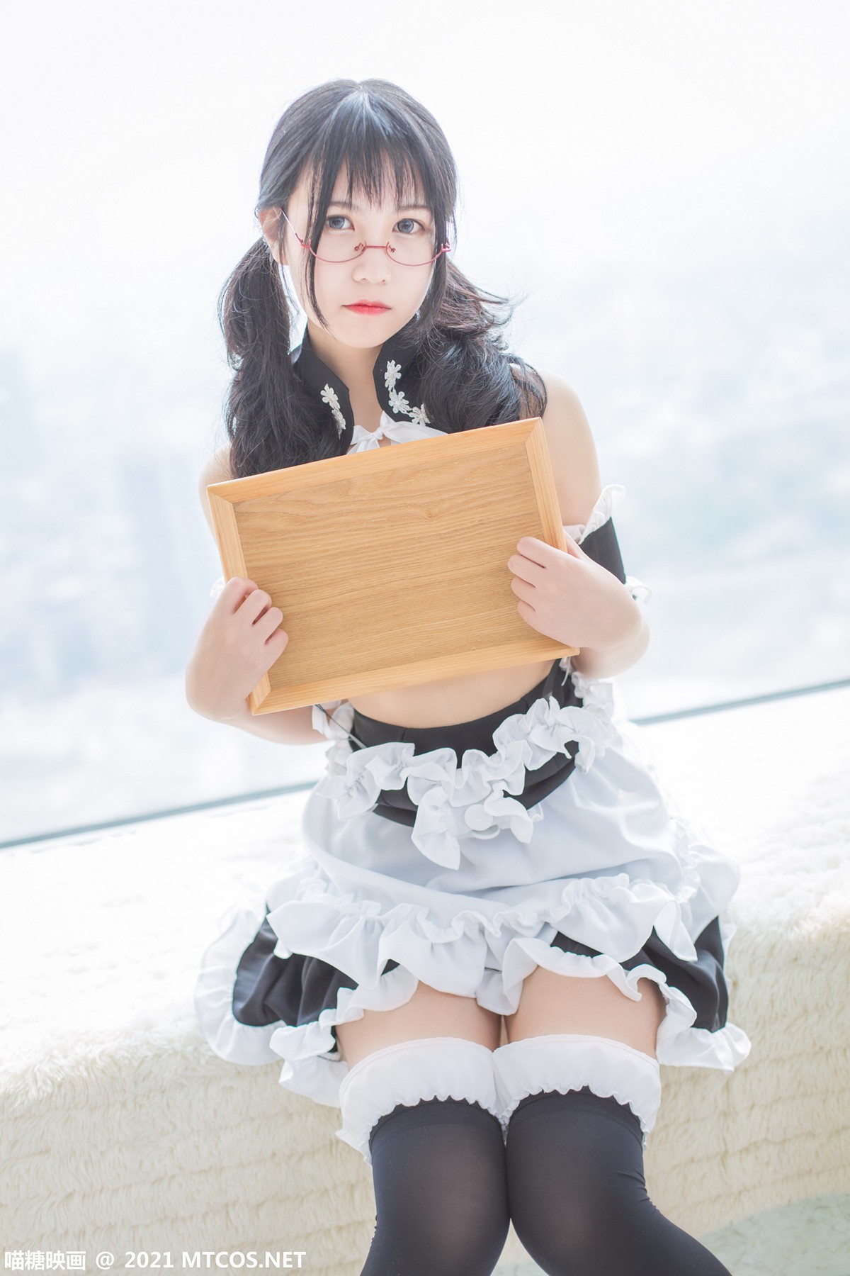 jpxgyw.com[喵糖映画]Vol.352_眼镜美少女私房性感女仆装配黑色腿袜秀完美身材迷人美腿写真22P