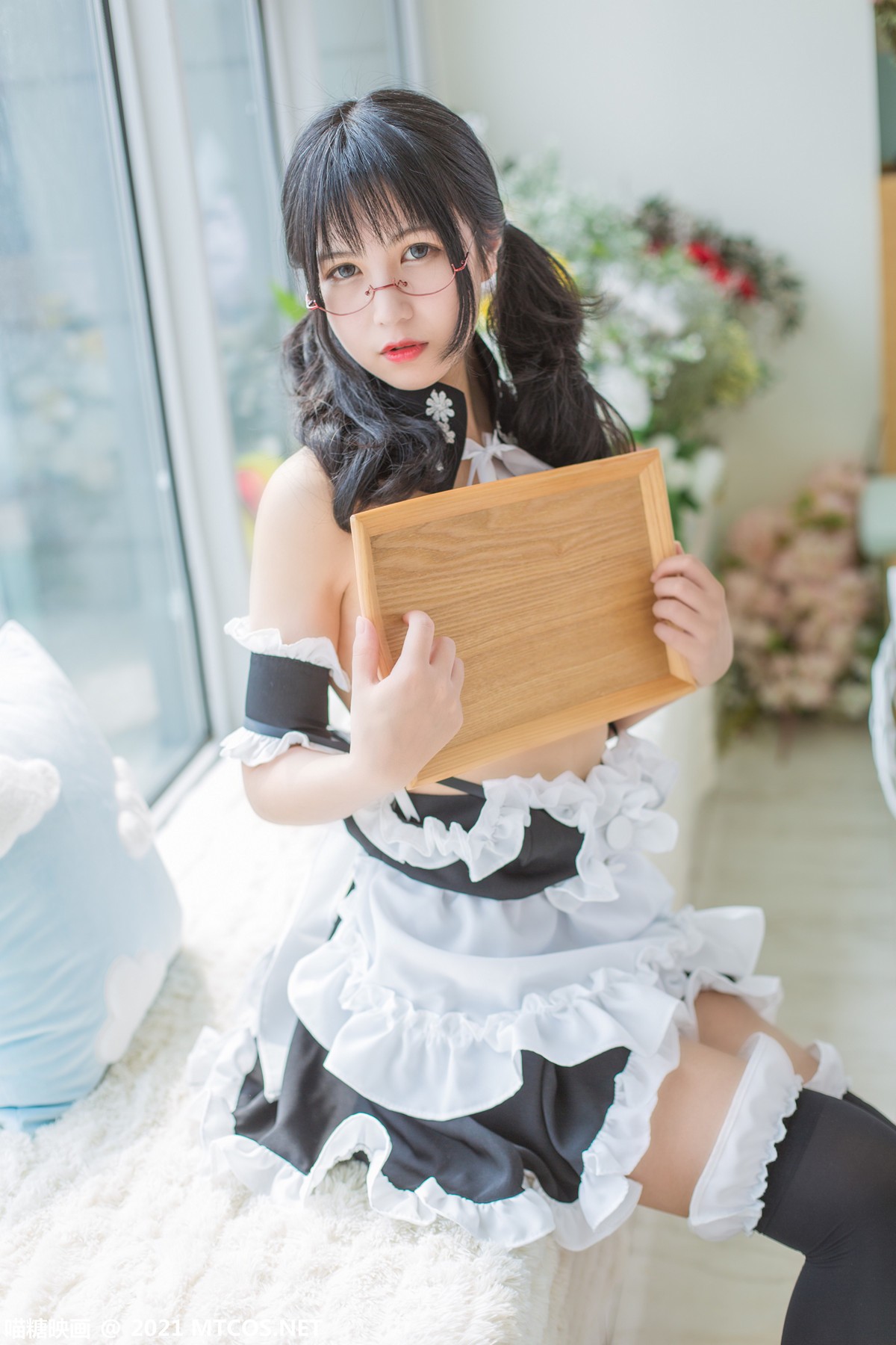 jpxgyw.com[喵糖映画]Vol.352_眼镜美少女私房性感女仆装配黑色腿袜秀完美身材迷人美腿写真22P