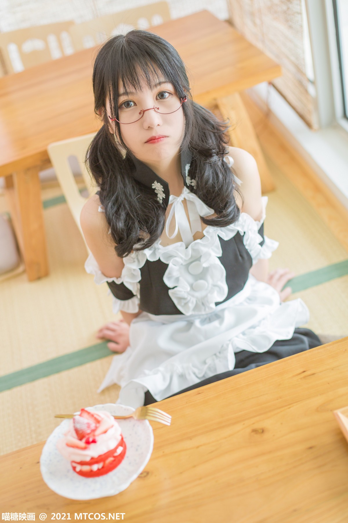 jpxgyw.com[喵糖映画]Vol.352_眼镜美少女私房性感女仆装配黑色腿袜秀完美身材迷人美腿写真22P