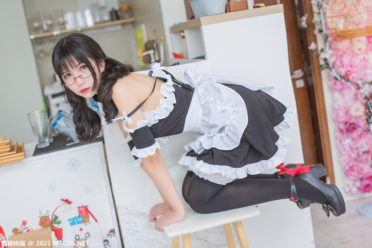 jpxgyw.com[喵糖映画]Vol.352_眼镜美少女私房性感女仆装配黑色腿袜秀完美身材迷人美腿写真22P