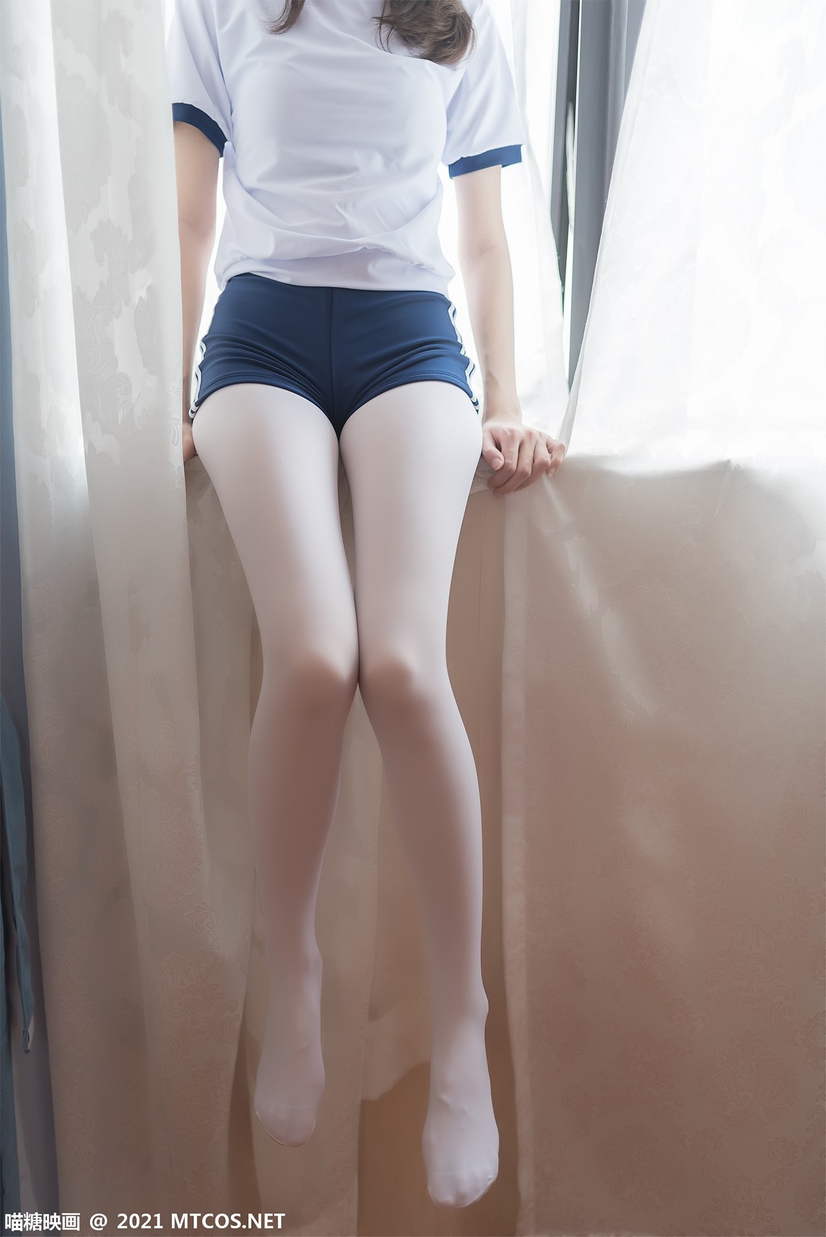 jpxgyw.com[喵糖映画]Vol.353_体操服妹子私房床上紧身短裤配白丝裤袜秀美腿迷人诱惑写真50P