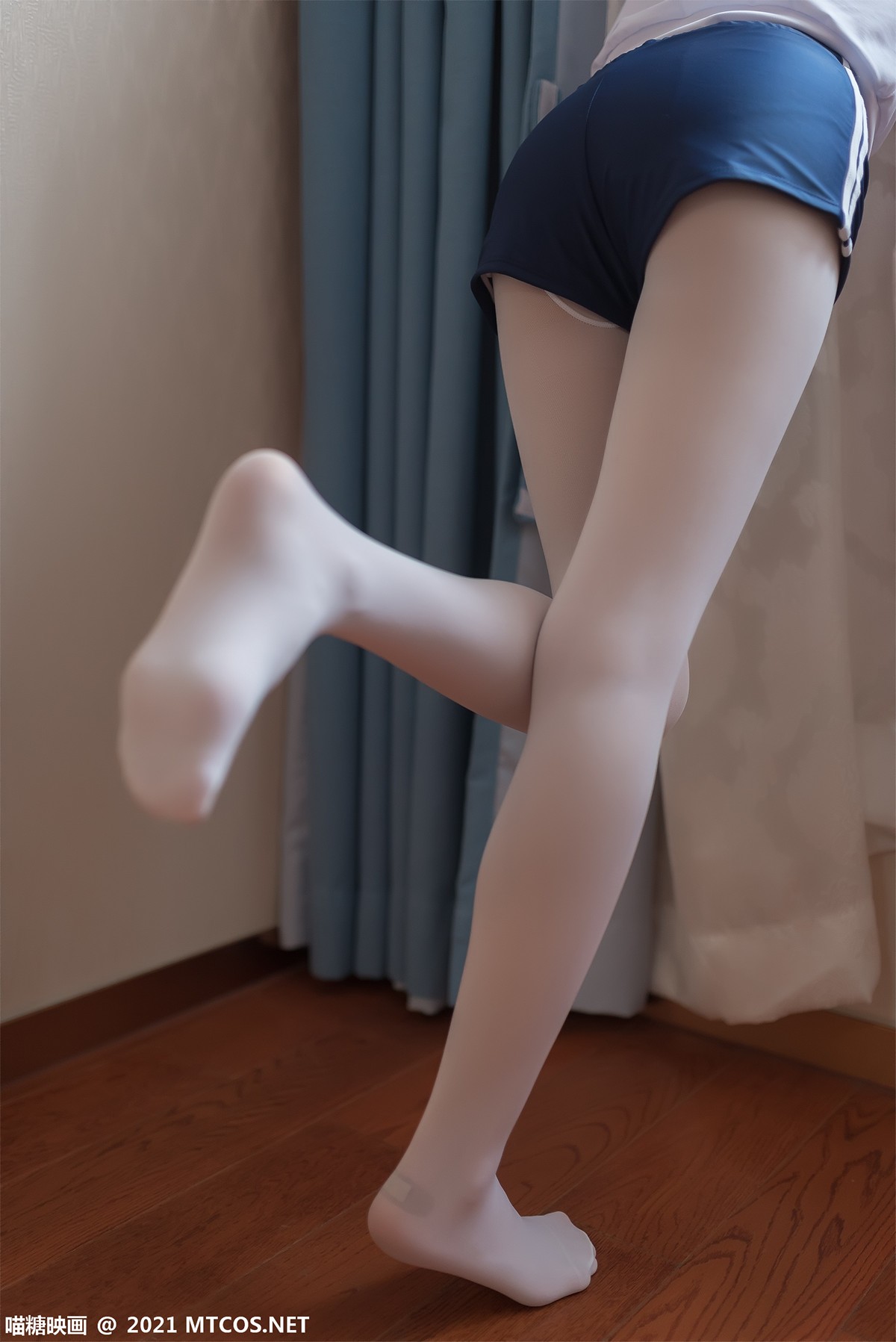 jpxgyw.com[喵糖映画]Vol.353_体操服妹子私房床上紧身短裤配白丝裤袜秀美腿迷人诱惑写真50P