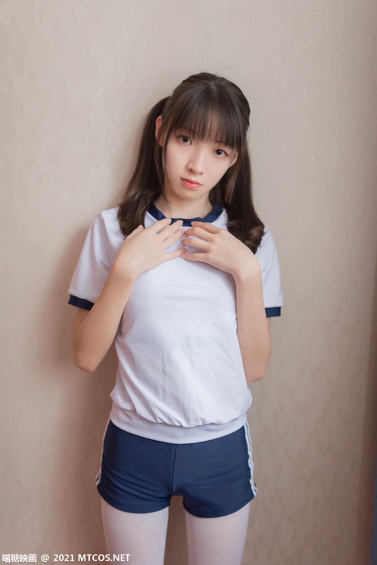 jpxgyw.com[喵糖映画]Vol.353_体操服妹子私房床上紧身短裤配白丝裤袜秀美腿迷人诱惑写真50P