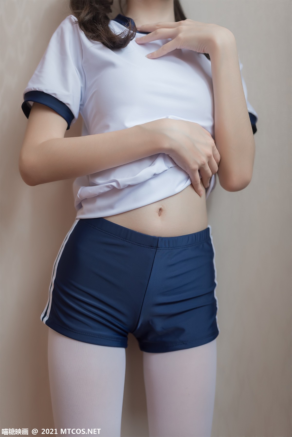 jpxgyw.com[喵糖映画]Vol.353_体操服妹子私房床上紧身短裤配白丝裤袜秀美腿迷人诱惑写真50P