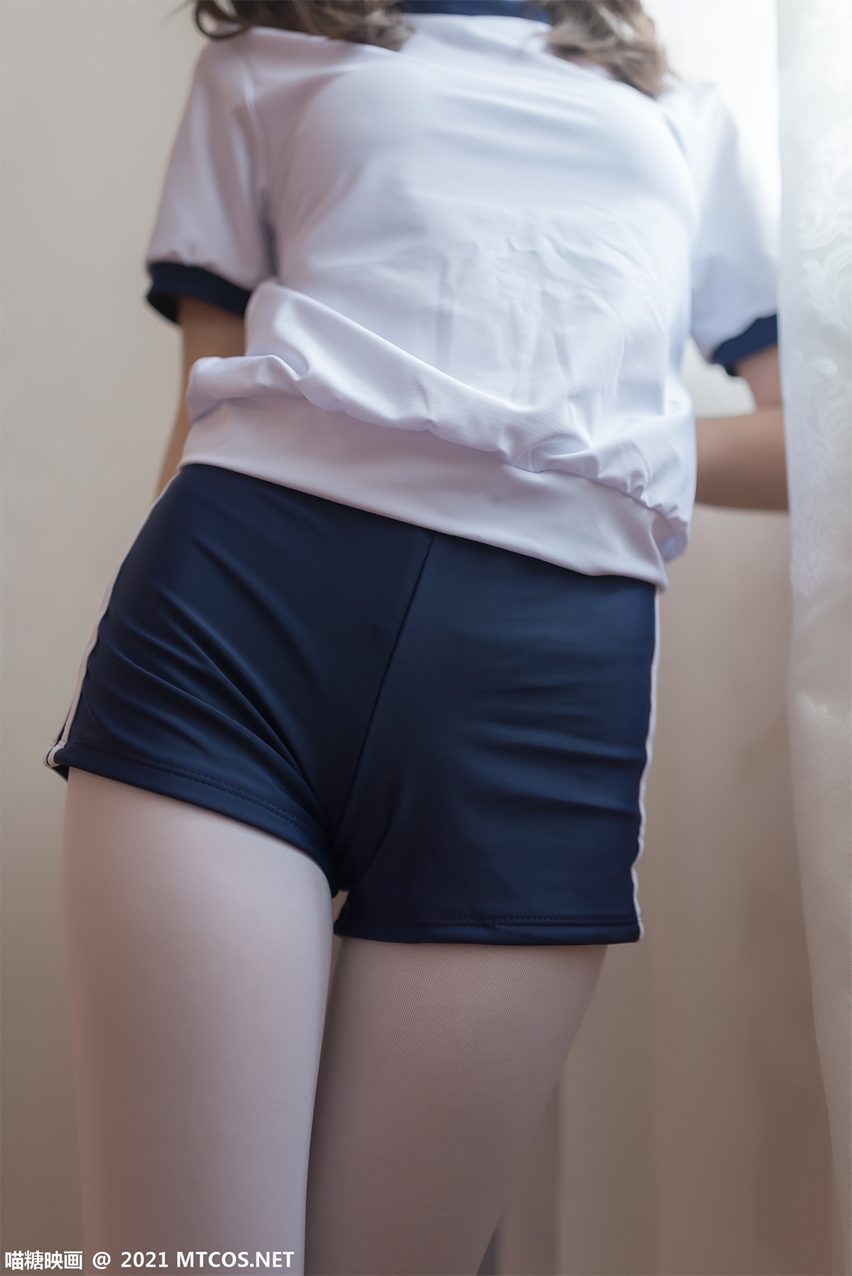 jpxgyw.com[喵糖映画]Vol.353_体操服妹子私房床上紧身短裤配白丝裤袜秀美腿迷人诱惑写真50P