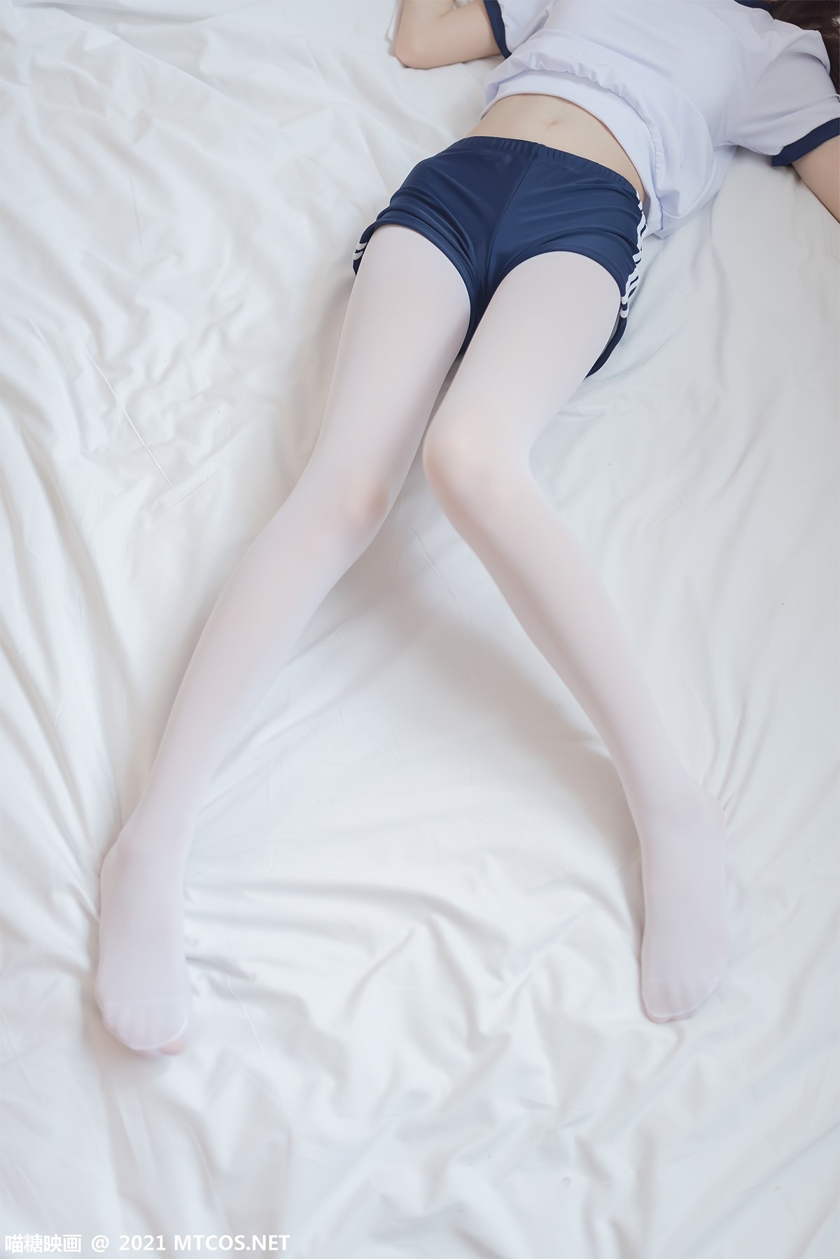 jpxgyw.com[喵糖映画]Vol.353_体操服妹子私房床上紧身短裤配白丝裤袜秀美腿迷人诱惑写真50P