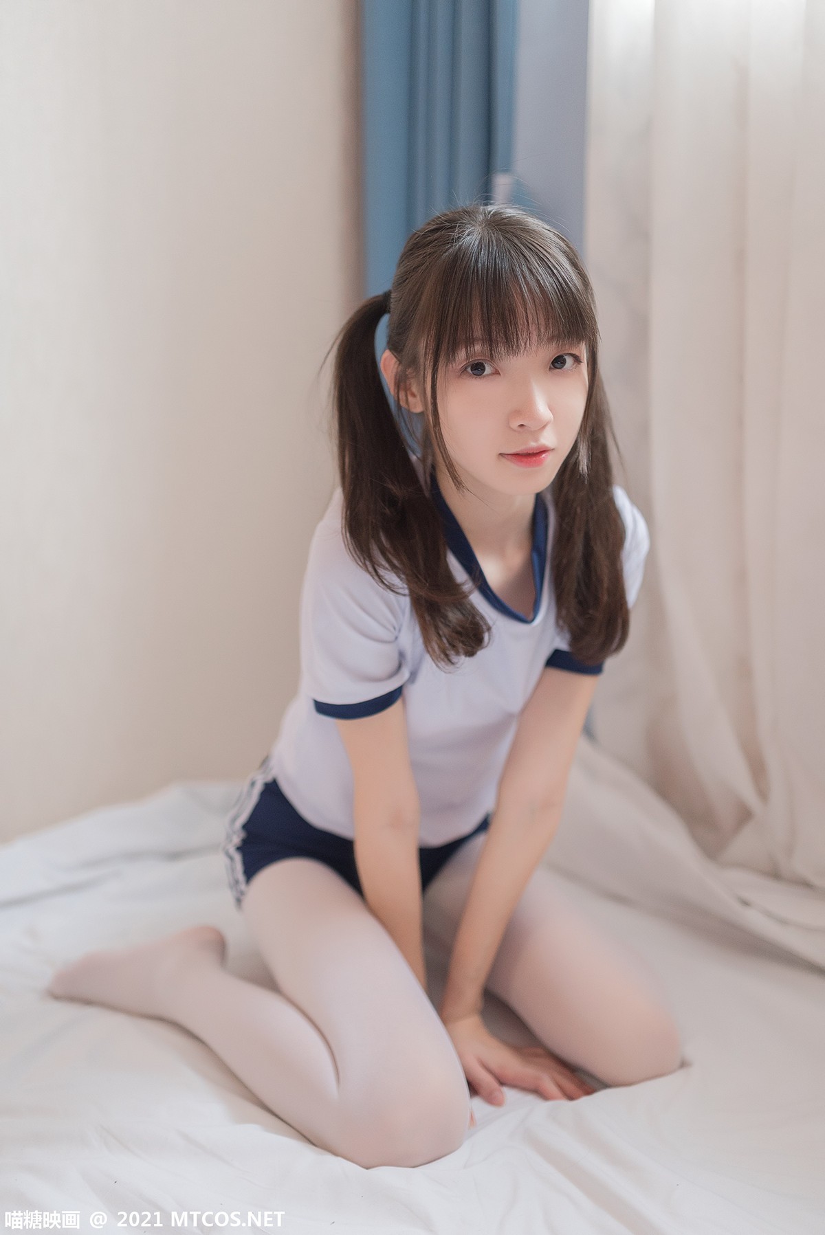 jpxgyw.com[喵糖映画]Vol.353_体操服妹子私房床上紧身短裤配白丝裤袜秀美腿迷人诱惑写真50P