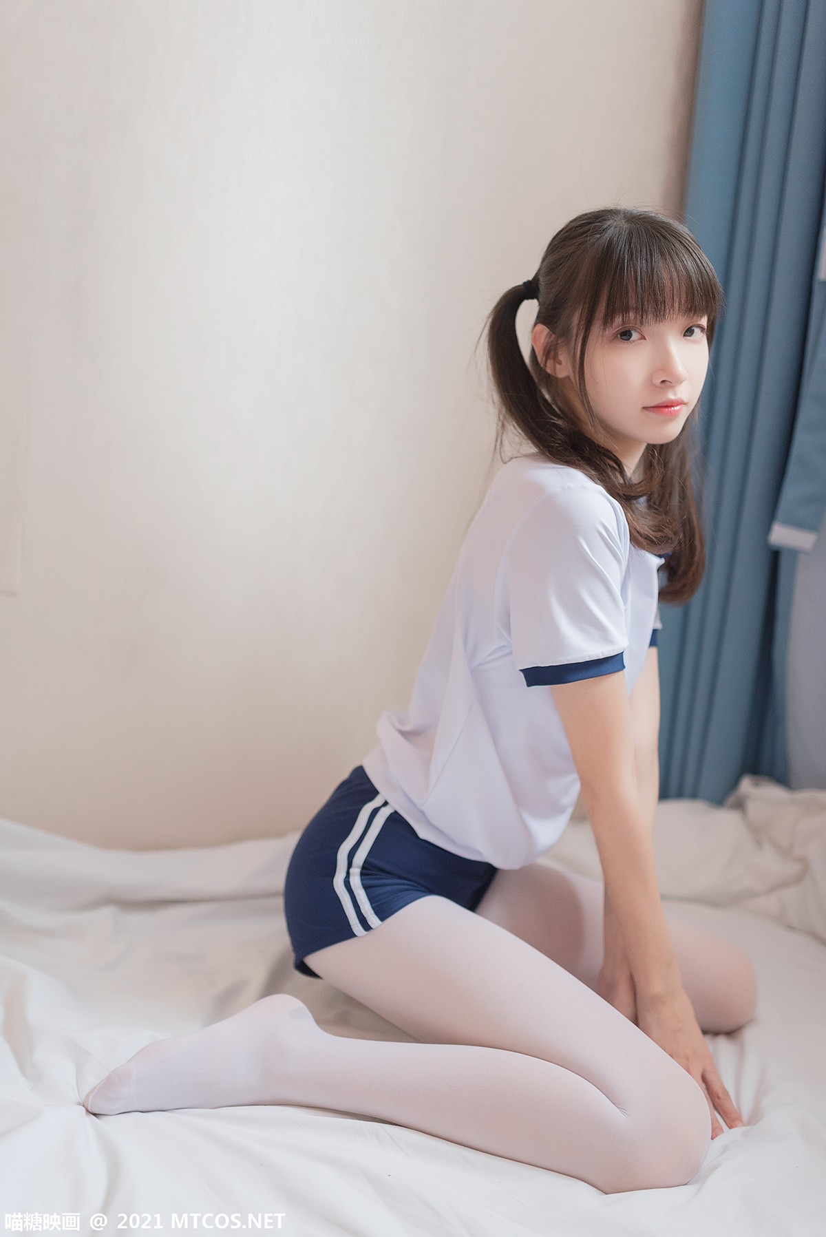 jpxgyw.com[喵糖映画]Vol.353_体操服妹子私房床上紧身短裤配白丝裤袜秀美腿迷人诱惑写真50P