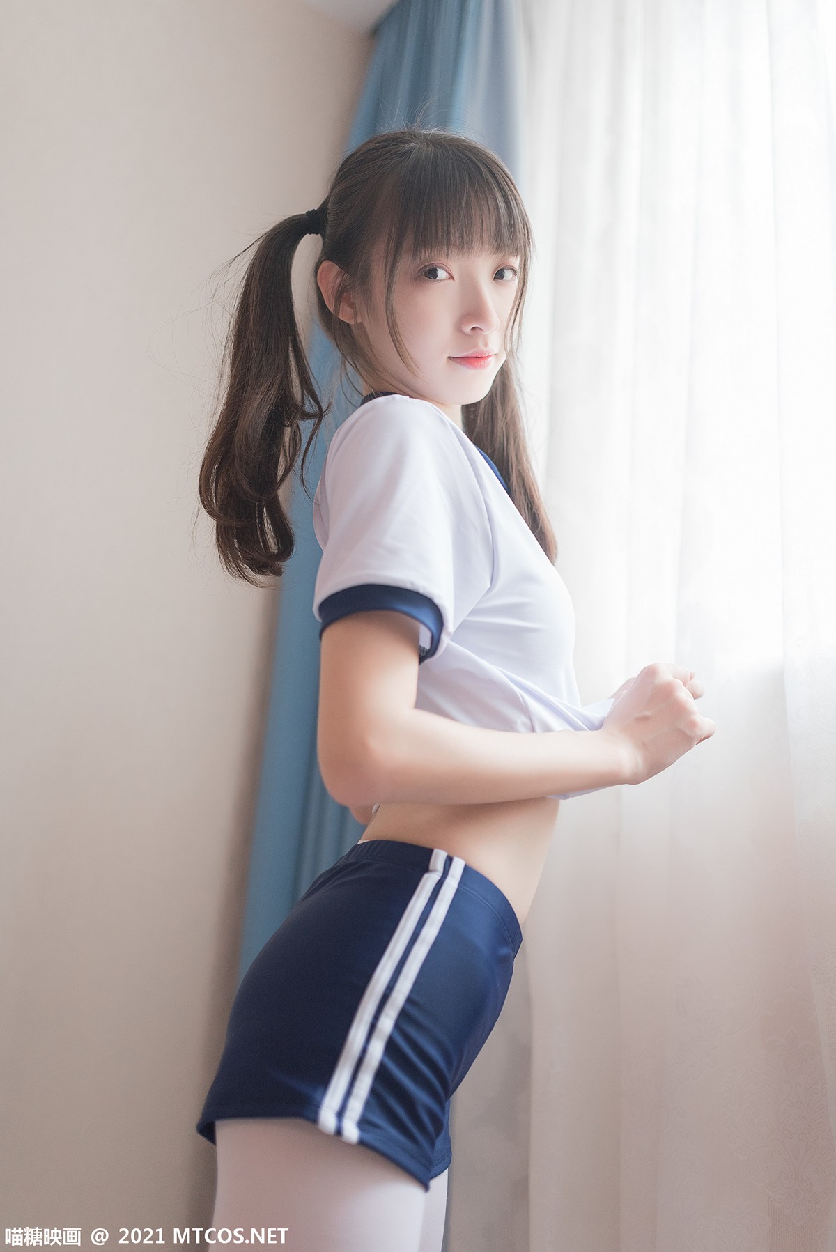 jpxgyw.com[喵糖映画]Vol.353_体操服妹子私房床上紧身短裤配白丝裤袜秀美腿迷人诱惑写真50P