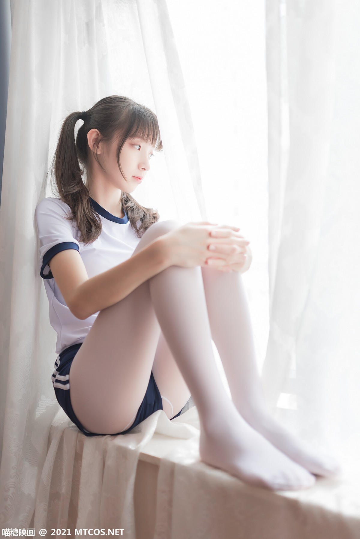 jpxgyw.com[喵糖映画]Vol.353_体操服妹子私房床上紧身短裤配白丝裤袜秀美腿迷人诱惑写真50P
