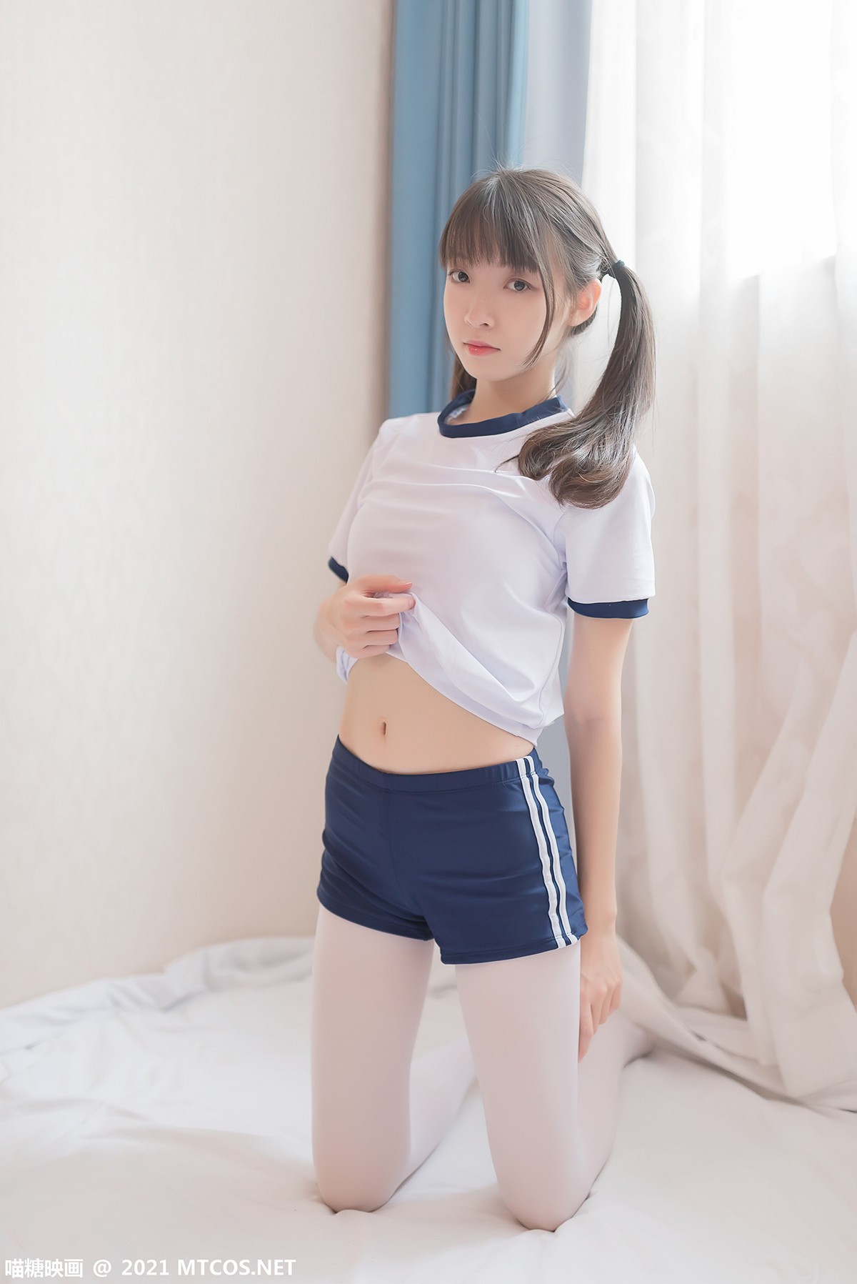 jpxgyw.com[喵糖映画]Vol.353_体操服妹子私房床上紧身短裤配白丝裤袜秀美腿迷人诱惑写真50P