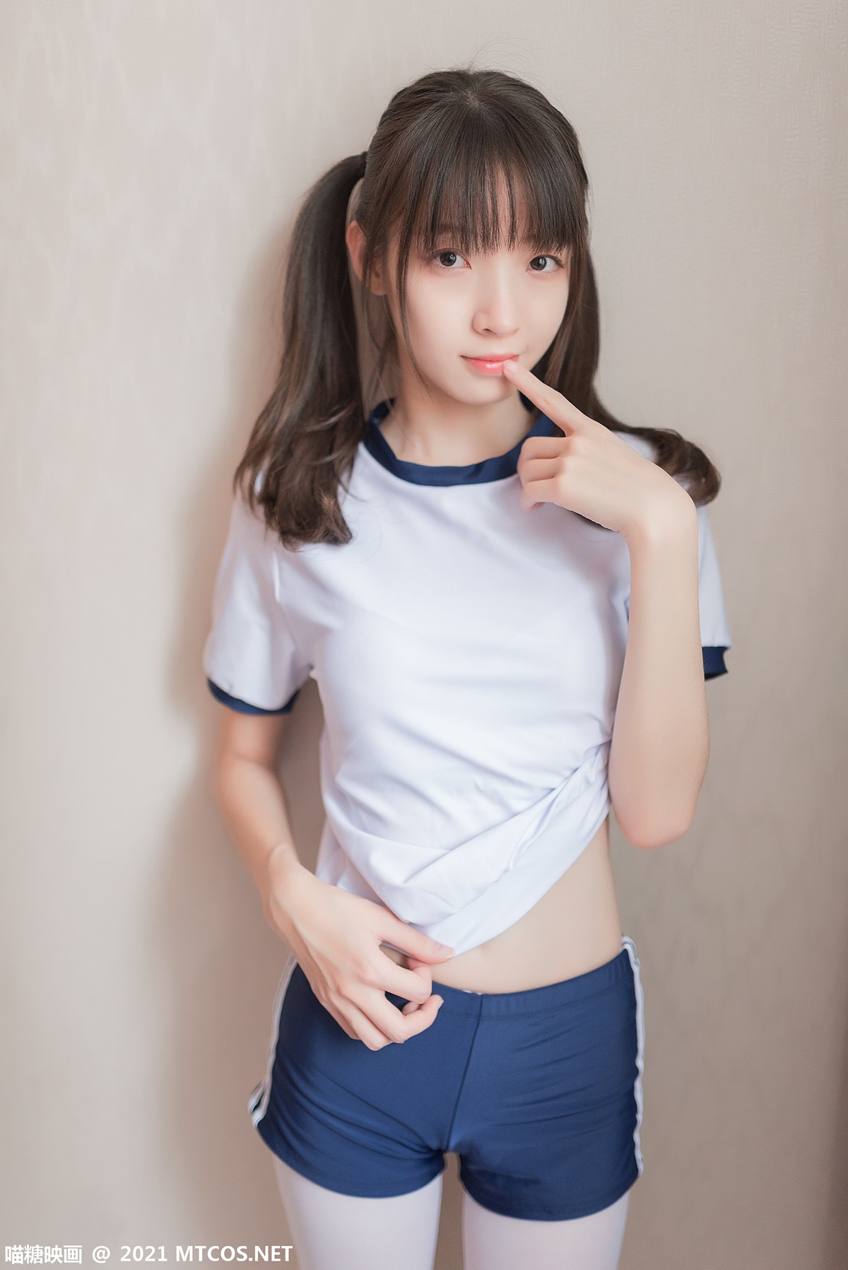 jpxgyw.com[喵糖映画]Vol.353_体操服妹子私房床上紧身短裤配白丝裤袜秀美腿迷人诱惑写真50P