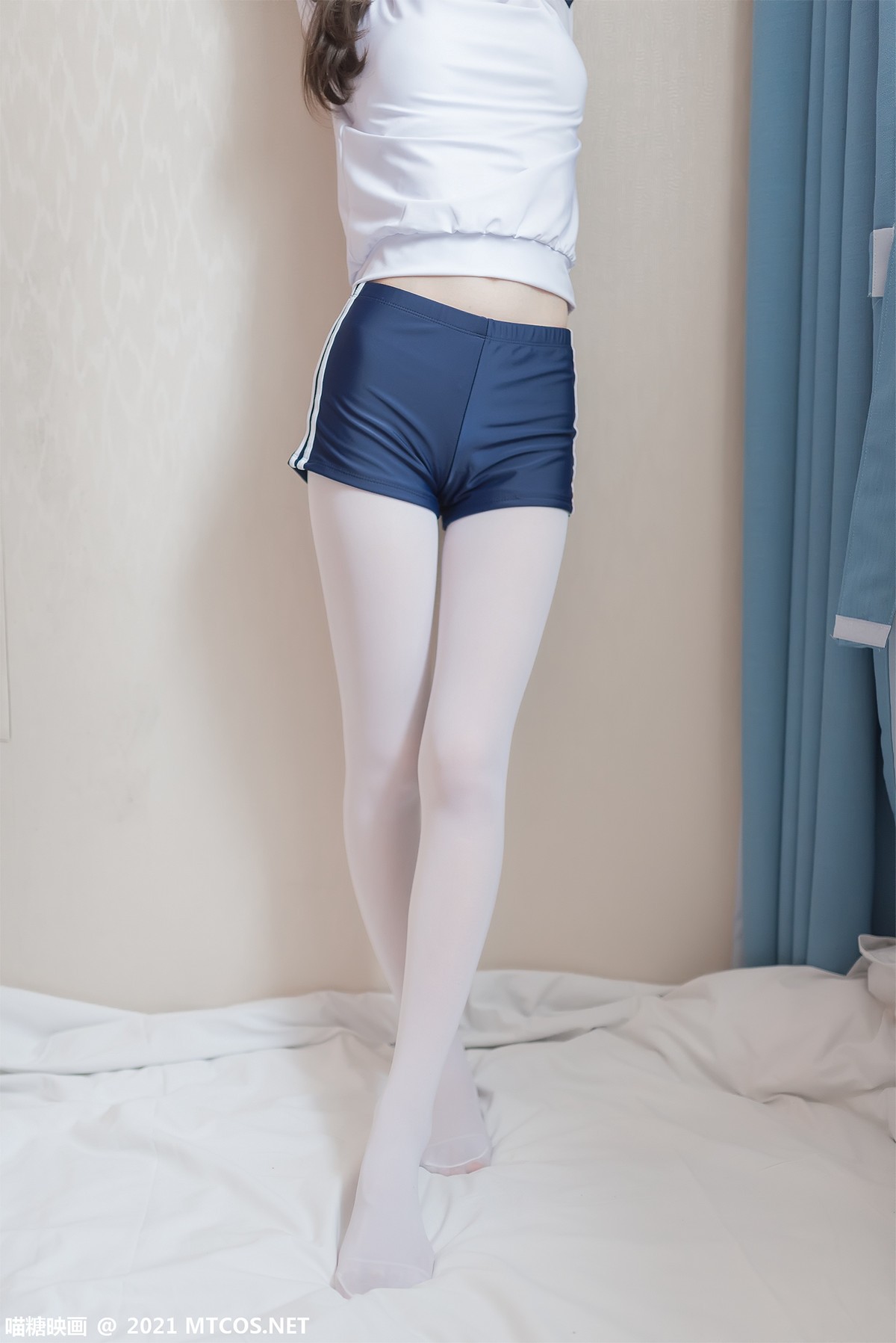jpxgyw.com[喵糖映画]Vol.353_体操服妹子私房床上紧身短裤配白丝裤袜秀美腿迷人诱惑写真50P