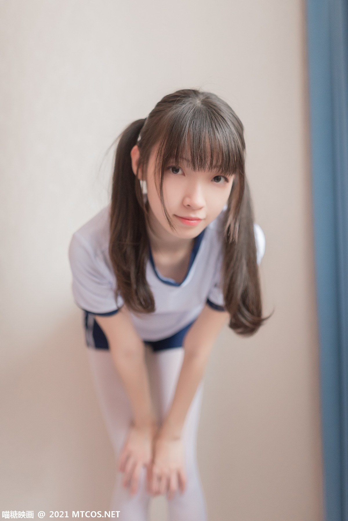 jpxgyw.com[喵糖映画]Vol.353_体操服妹子私房床上紧身短裤配白丝裤袜秀美腿迷人诱惑写真50P