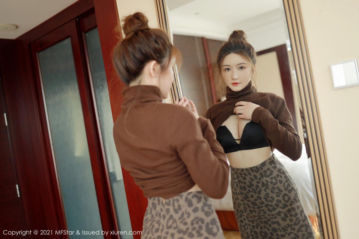 jpxgyw.com[MFStar模范学院]Vol.465_嫩模婠婠么都市OL风格半脱露无内肉丝裤袜秀翘臀诱惑写真48P