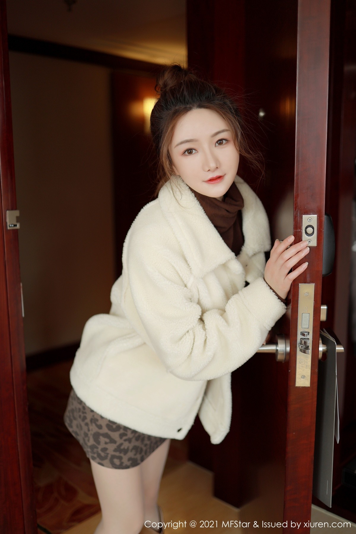 jpxgyw.com[MFStar模范学院]Vol.465_嫩模婠婠么都市OL风格半脱露无内肉丝裤袜秀翘臀诱惑写真48P