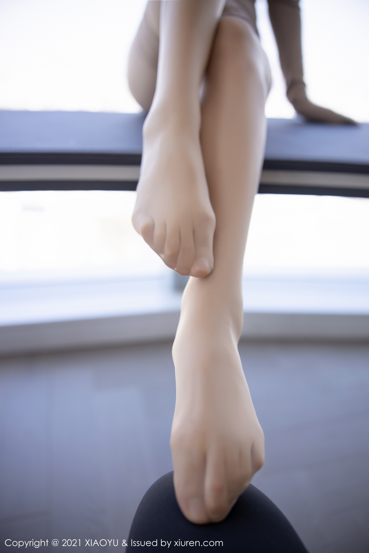 jpxgyw.com[XiaoYu画语界]Vol.484_嫩模乔漫妮mina私房深V连身裙配肉丝裤袜露豪乳半球诱惑写真77P