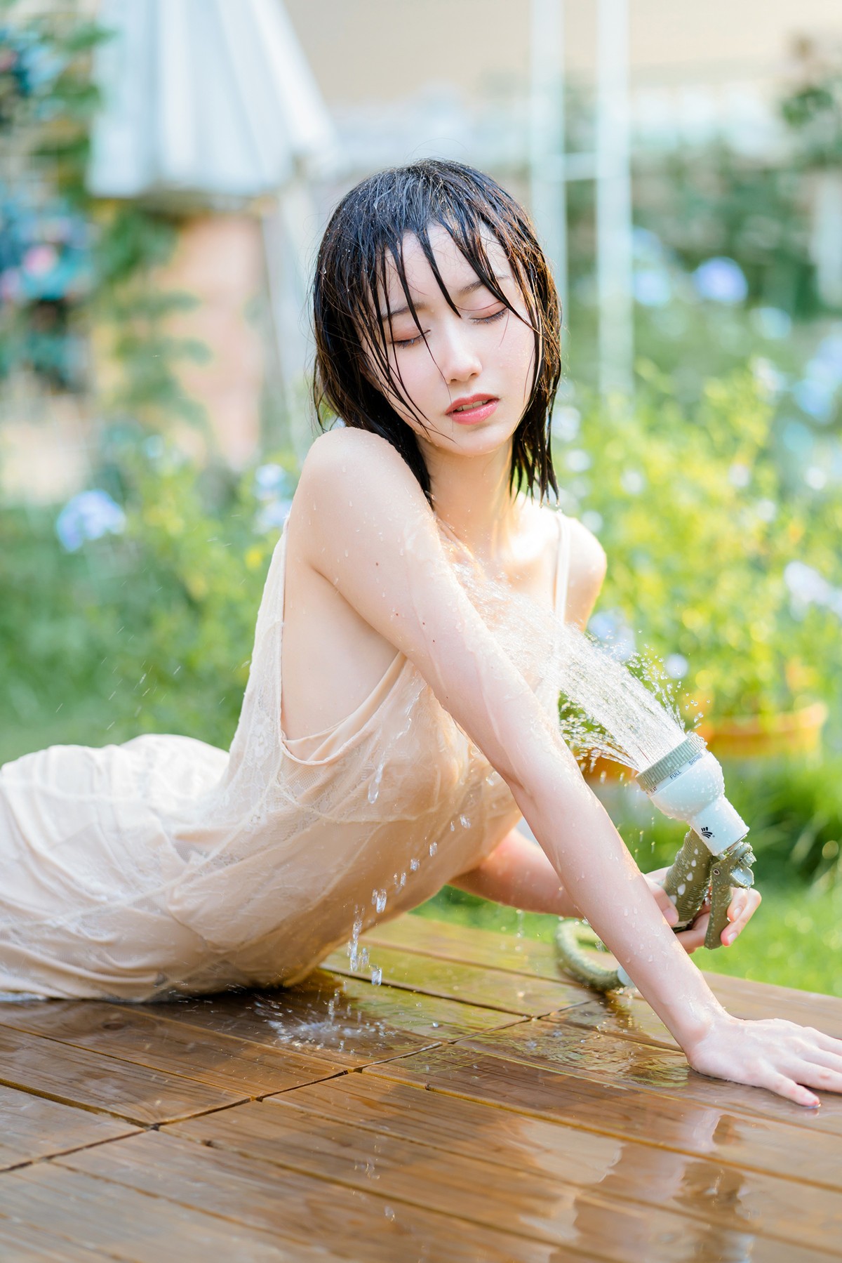 jpxgyw.com[喵糖映画]Vol.355_短发美女户外性感吊带连身裙秀白嫩肌肤湿身撩人诱惑写真35P