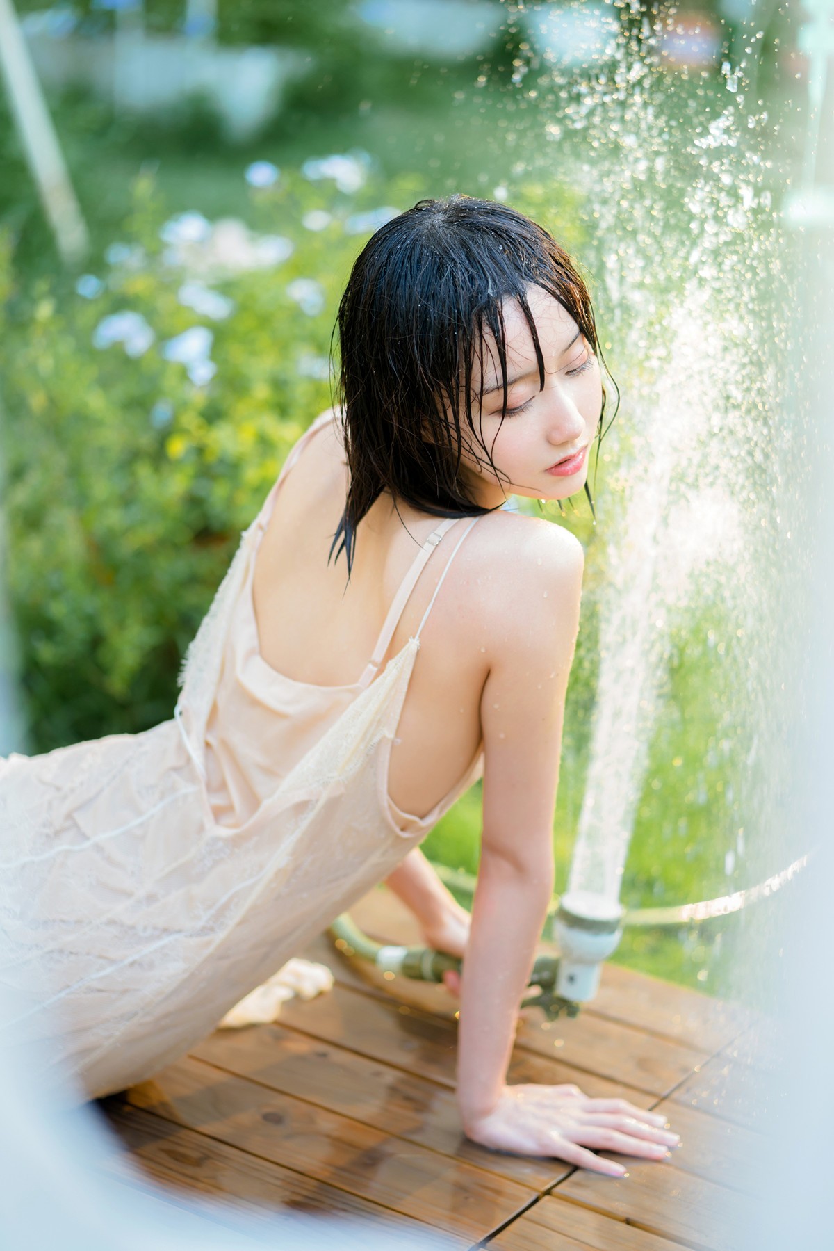 jpxgyw.com[喵糖映画]Vol.355_短发美女户外性感吊带连身裙秀白嫩肌肤湿身撩人诱惑写真35P