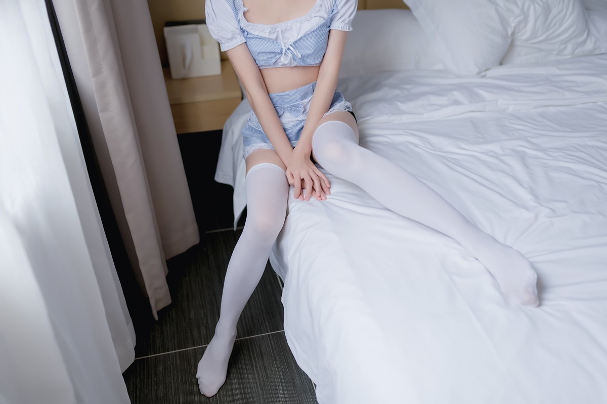 jpxgyw.com[喵糖映画]Vol.356_蝴蝶结女仆装美少女私房床上性感白丝腿袜秀美腿迷人诱惑写真37P