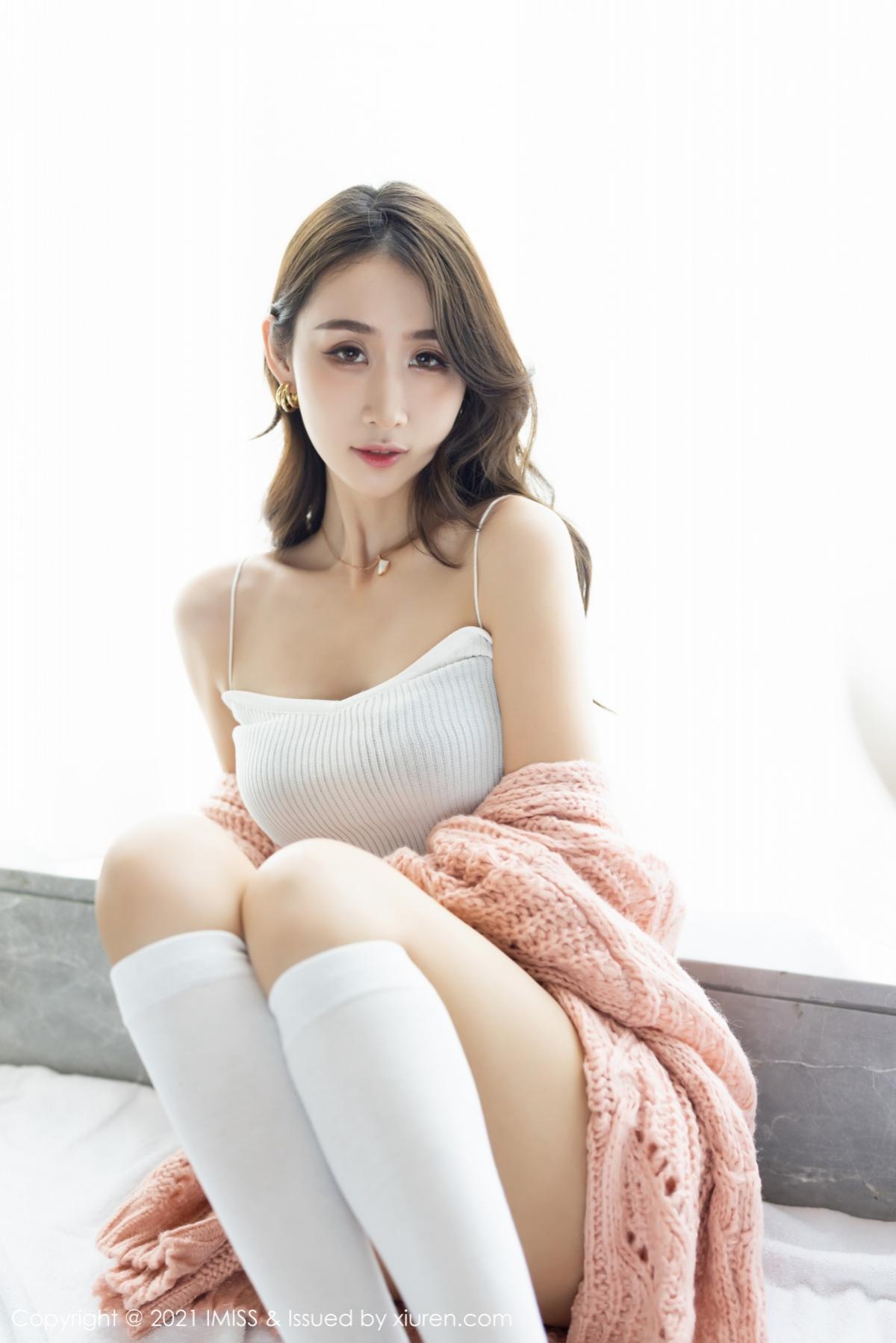 jpxgyw.com[IMISS爱蜜社]Vol.561_嫩模萌白酱华丽典雅吊裙半撩露破烂肉丝裤袜秀翘臀诱惑写真65P