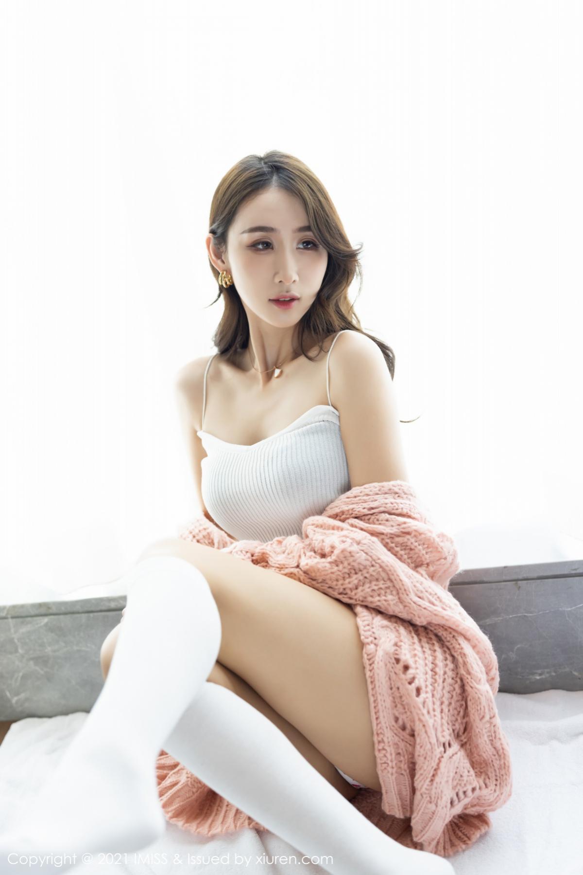 jpxgyw.com[IMISS爱蜜社]Vol.561_嫩模萌白酱华丽典雅吊裙半撩露破烂肉丝裤袜秀翘臀诱惑写真65P