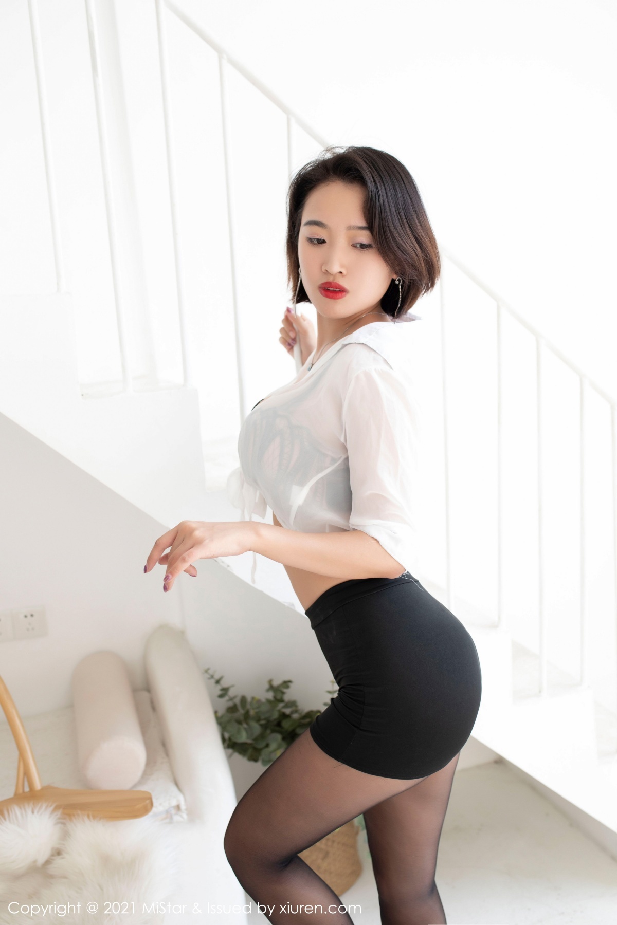 jpxgyw.com[MiStar魅妍社]Vol.327_嫩模舞媚歆私房白衬衣配黑短裙露开档黑丝裤袜撩人诱惑写真30P