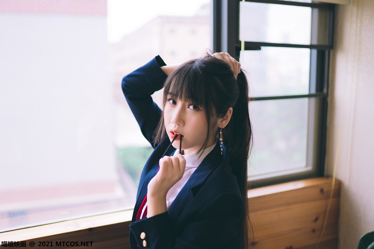 jpxgyw.com[喵糖映画]Vol.360_JK制服美女居家私房百褶裙下性感黑丝裤袜秀美腿诱惑写真38P