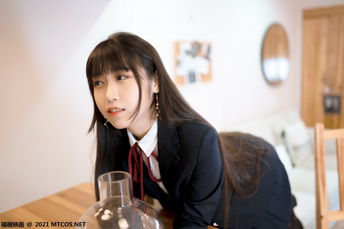 jpxgyw.com[喵糖映画]Vol.360_JK制服美女居家私房百褶裙下性感黑丝裤袜秀美腿诱惑写真38P