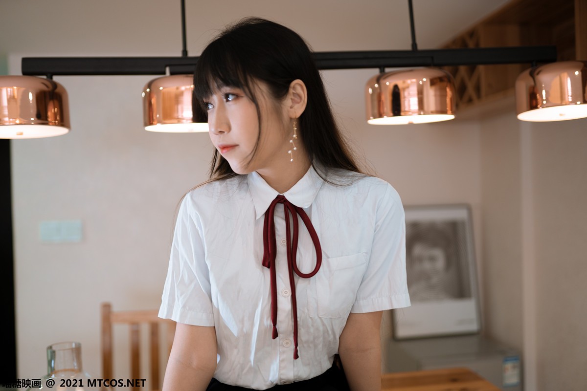 jpxgyw.com[喵糖映画]Vol.360_JK制服美女居家私房百褶裙下性感黑丝裤袜秀美腿诱惑写真38P