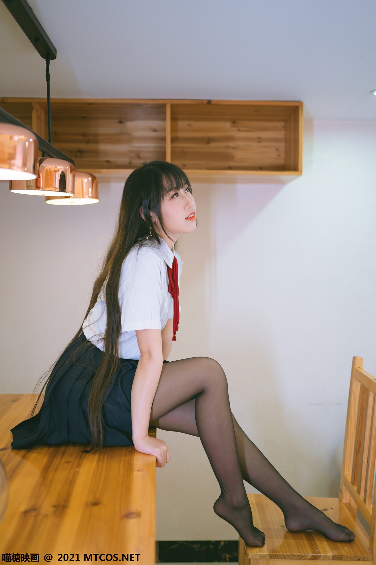 jpxgyw.com[喵糖映画]Vol.360_JK制服美女居家私房百褶裙下性感黑丝裤袜秀美腿诱惑写真38P