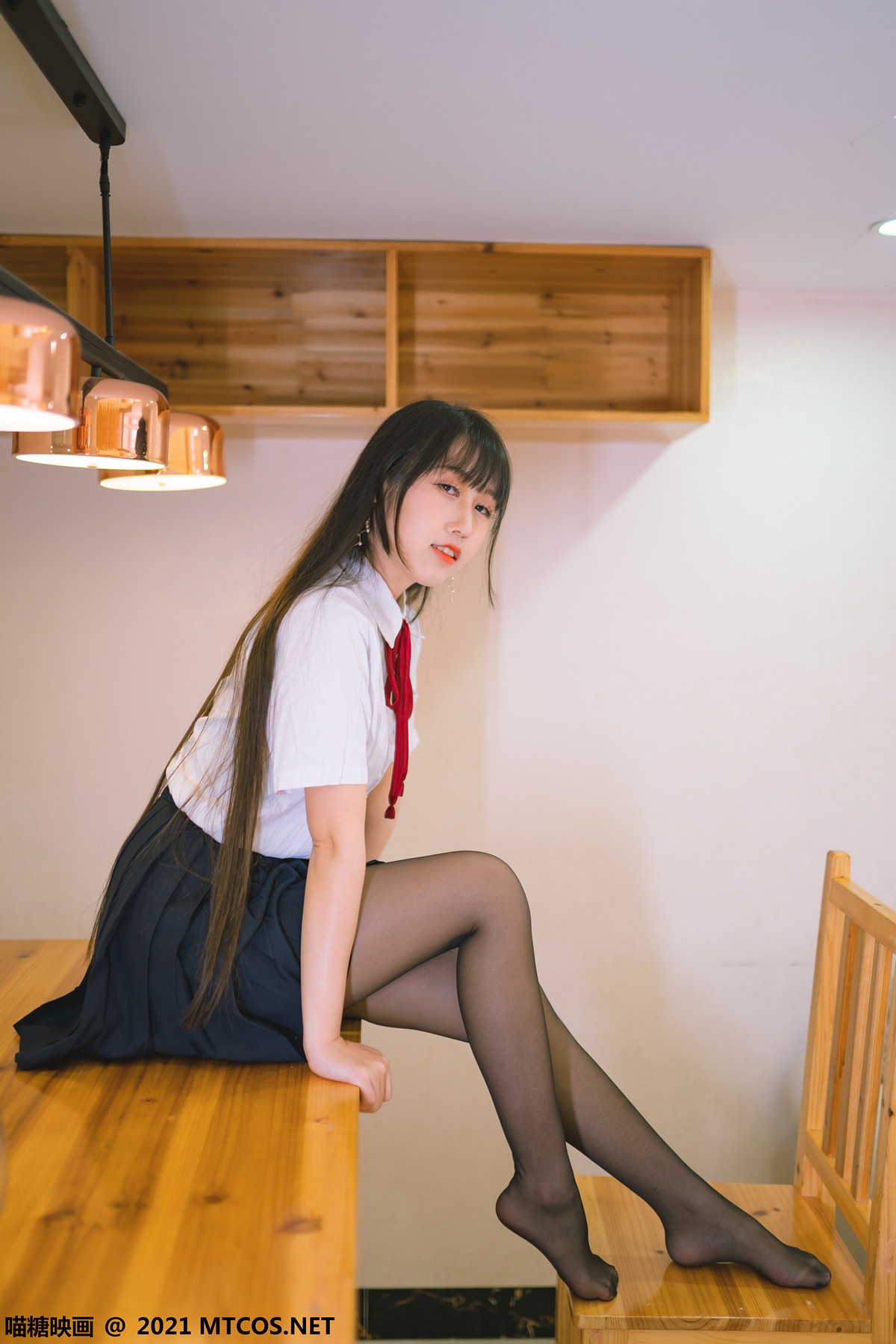 jpxgyw.com[喵糖映画]Vol.360_JK制服美女居家私房百褶裙下性感黑丝裤袜秀美腿诱惑写真38P