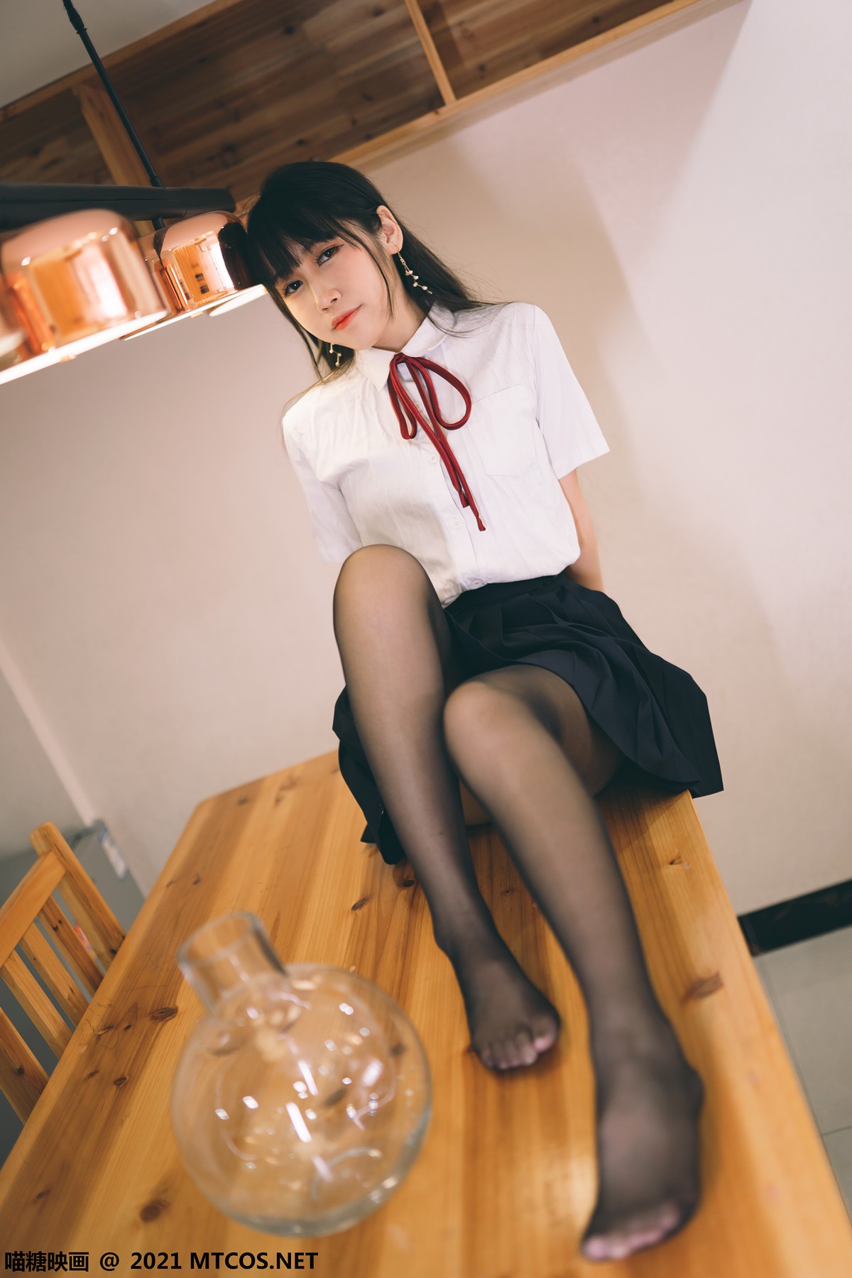 jpxgyw.com[喵糖映画]Vol.360_JK制服美女居家私房百褶裙下性感黑丝裤袜秀美腿诱惑写真38P