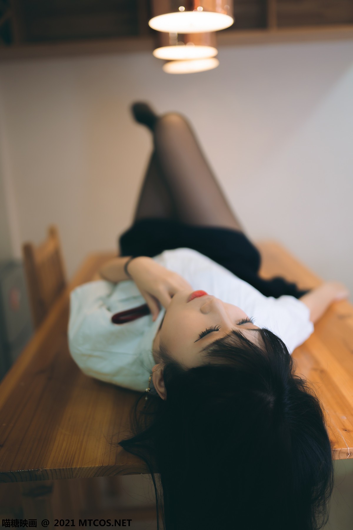 jpxgyw.com[喵糖映画]Vol.360_JK制服美女居家私房百褶裙下性感黑丝裤袜秀美腿诱惑写真38P