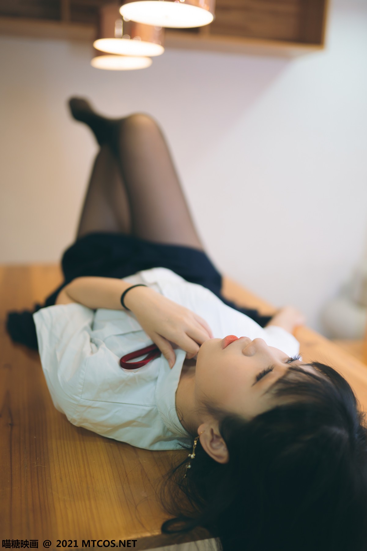 jpxgyw.com[喵糖映画]Vol.360_JK制服美女居家私房百褶裙下性感黑丝裤袜秀美腿诱惑写真38P