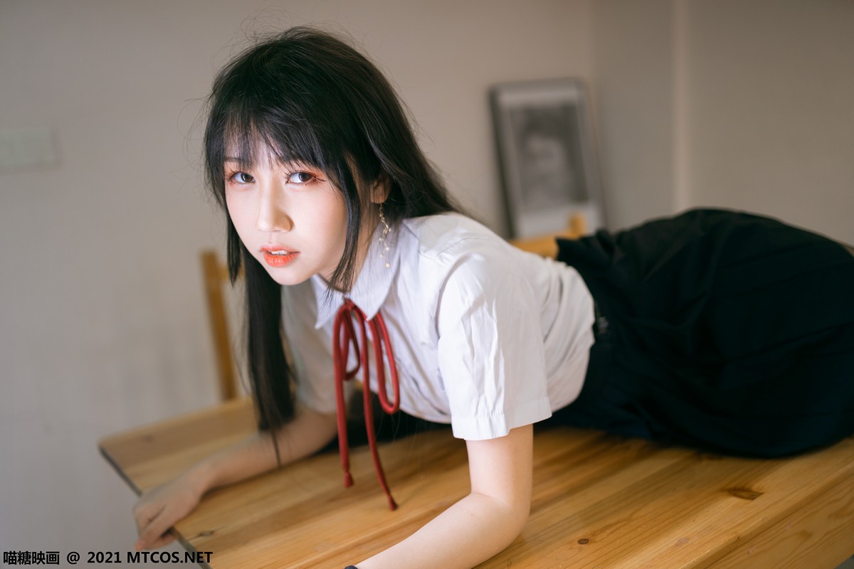 jpxgyw.com[喵糖映画]Vol.360_JK制服美女居家私房百褶裙下性感黑丝裤袜秀美腿诱惑写真38P