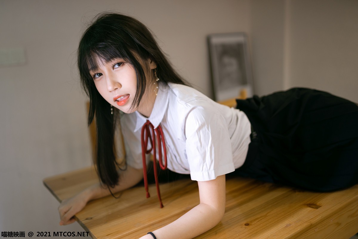 jpxgyw.com[喵糖映画]Vol.360_JK制服美女居家私房百褶裙下性感黑丝裤袜秀美腿诱惑写真38P